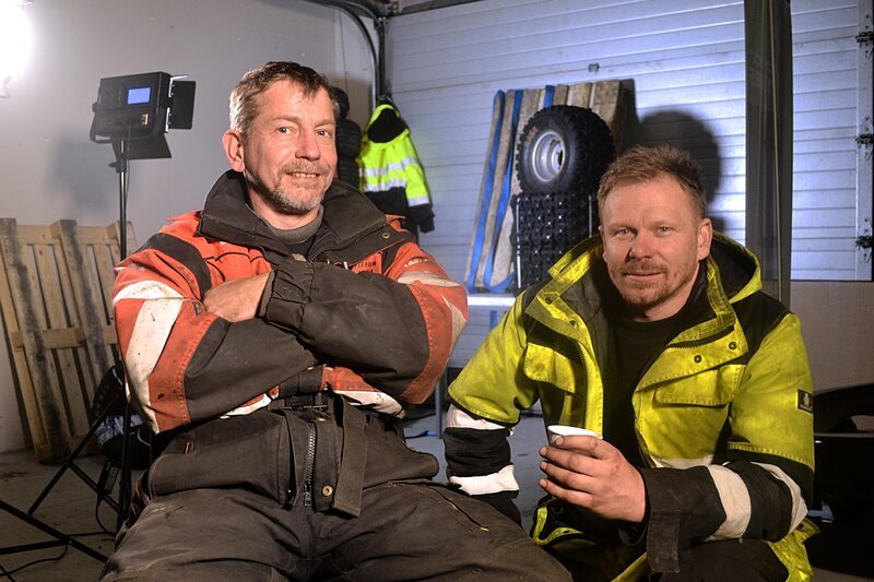 Odda, Norway – (Left to right) Tor Steinar Tveit and Thord Paulsen. Interview in the garage. – Bild: National Geographic