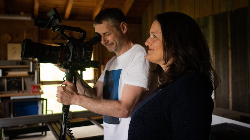 Autorin Angelika Vogel und Kameramann Michael Reithmeier am Set. – Bild: BR/​Marie Wald