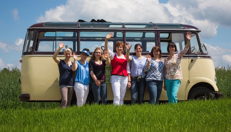 Bayerisches Fernsehen LANDFRAUENKÜCHE, „Anita Sack – Oberfranken“, am Freitag um 19:45 Uhr. Sieben Landfrauen aus den sieben bayerischen Bezirken kommen zusammen, um sich kennenzulernen und – das vor allem – sich gegenseitig zu bekochen. Von links: Sabine Hollweck, Ilonka Scheuring, Barbara Misthilger, Anita Sack, Simone Vogler, Regina Steiner und Susanne Krafft. – Bild: BR/​megaherz gmbh/​Andreas Maluche