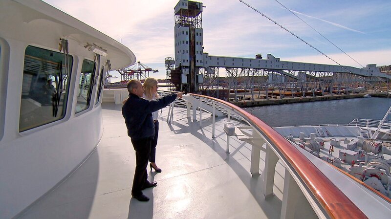 Ankunft in Halifax: Kreuzfahrtdirektorin Alex Cortese und Hoteldirektor Jose Bras. – Bild: SWR/​Fandango