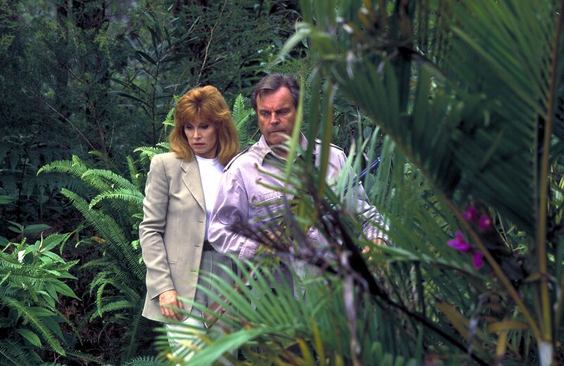 Bei ihrem Kontrollgang durch das Reservat machen Jennifer (Stefanie Powers, l.) und Jonathan (Robert Wagner, r.) eine überaus seltsame Entdeckung … – Bild: Columbia Pictures