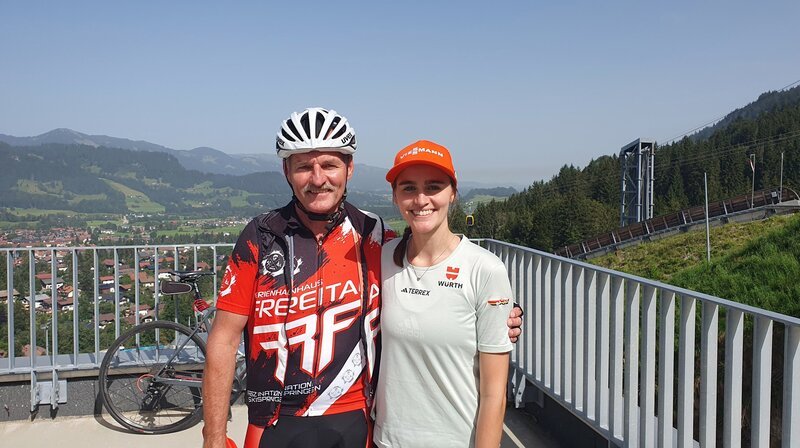 Holger (Vater) und Selina Freitag (Topspringerin des VSC Klingenthal) in Oberstdorf – Bild: MDR/​Stephan Heise