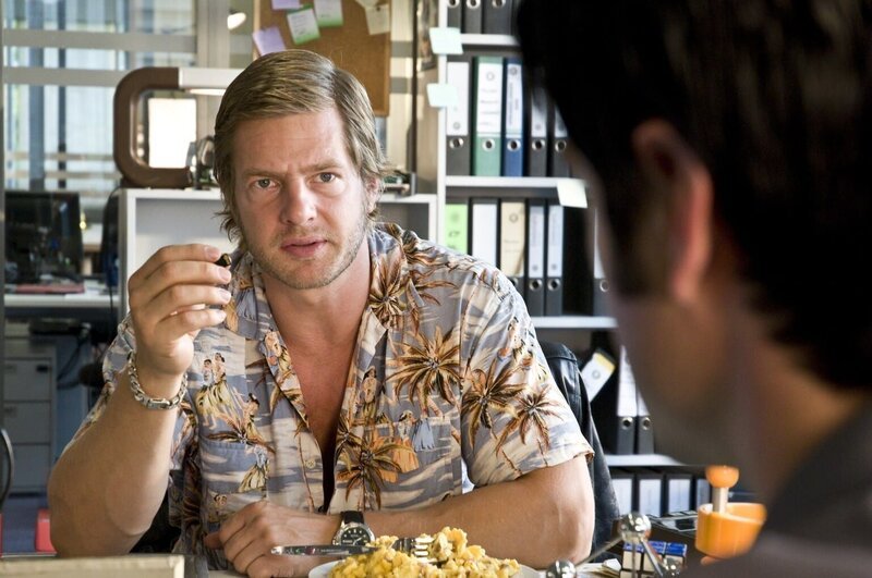 Haben einen toten Bankmanager an der Backe, der während eines Überlebenstrainings erschossen wurde: Mick (Henning Baum, l.) und Andreas Kringge (Maximilian Grill, r.) … – Bild: SAT.1