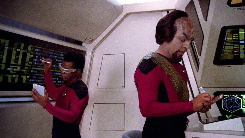 Geordi La Forge (LeVar Burton, l.) und Lt. Worf (Michael Dorn, r.) – Bild: Tele 5