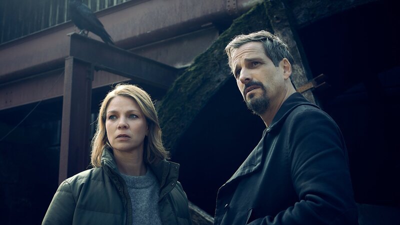Maris (Jessica Schwarz) und Konrad Diener (Max von Thun) sind dabei, die Verbrechen aufzuklären. – Bild: ZDF und Frank Dicks