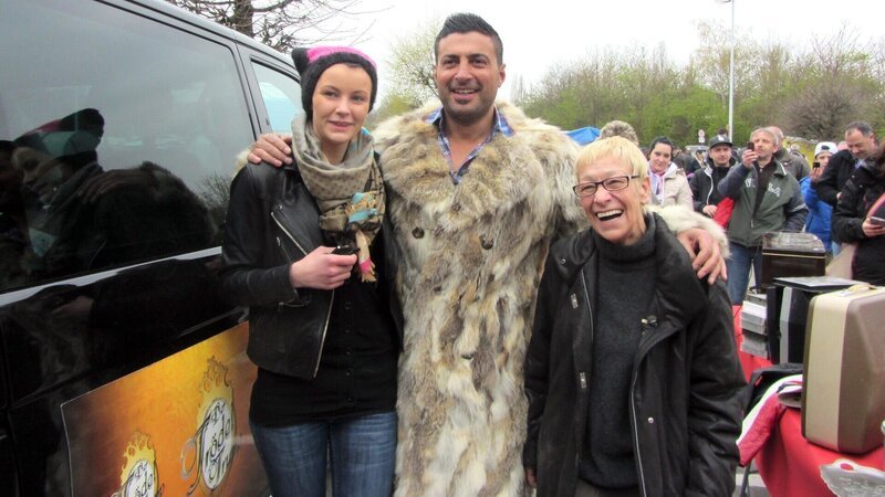 Lisa (li.), Trödelprofi Sükrü Pehlivan und Anne auf dem Flohmarkt. – Bild: RTL II
