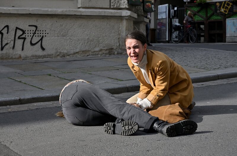 Ronja ruft verzweifelt um Hilfe nachdem Anna Schneider auf offener Straße zusammengebrochen ist. – Bild: MDR/​MadeFor/​Hardy Spitz
