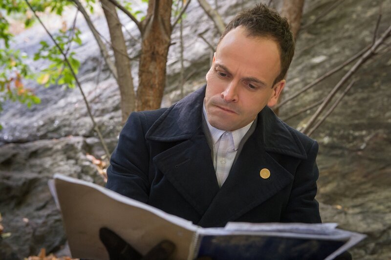 Sherlock (Jonny Lee Miller) hat sich fest vorgenommen, nüchtern zu bleiben … – Bild: CBS Television