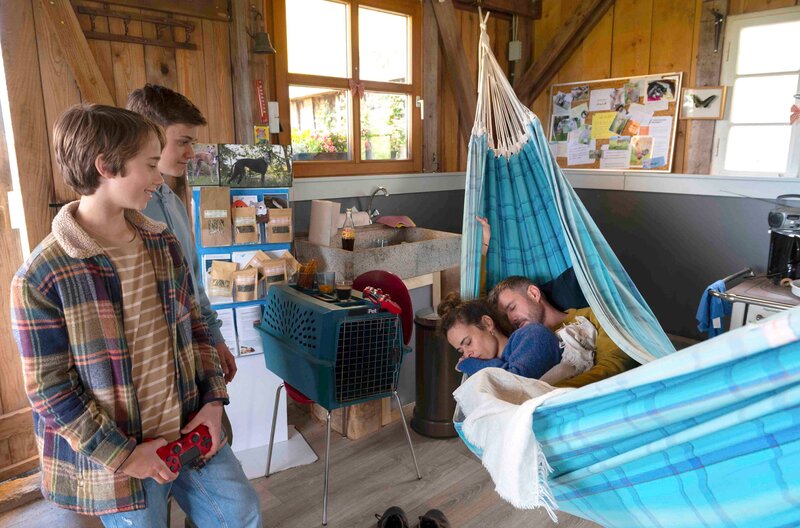 Erwischt! Sam (Yann Cosack, links) und Liam (Nils Hofschneider, Zweiter links) stellen amüsiert fest, dass Dina (Maya Haddad, Zweite rechts) und Kajo (Jochen Schropp, rechts) die ganze Nacht gezockt haben. – Bild: SWR/​Maria Wiesler