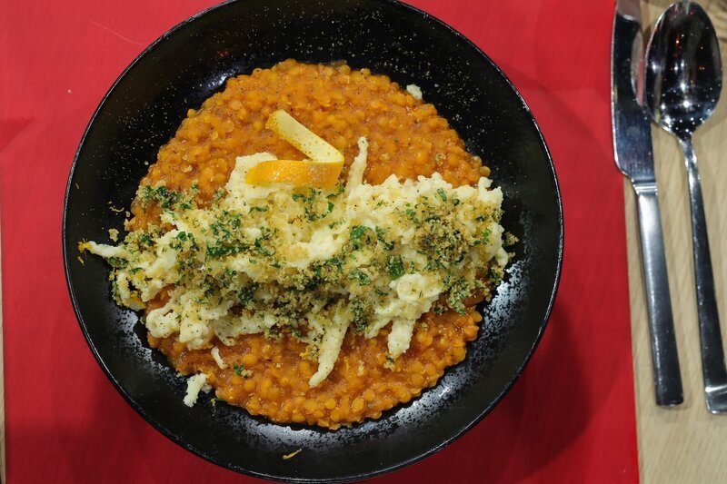 Omas Linsen mit Spätzle und Butterbrösel von Anton Schweizer – Bild: ZDF und Ulrich Perrey Omas Linsen mit Spätzle und Butterbrösel von Anton Schweizer – Bild: ZDF und Ulrich Perrey