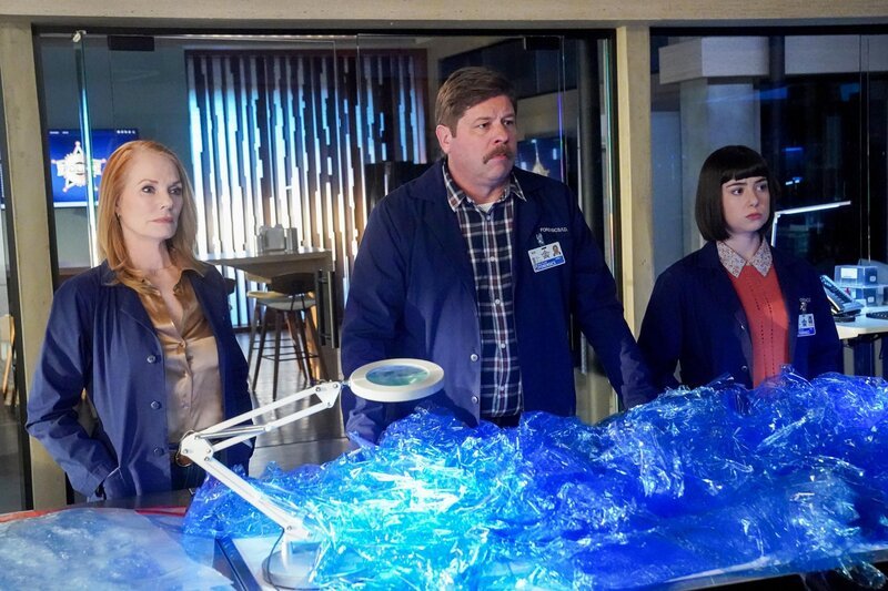 V.l.: Catherine Willows (Marg Helgenberger), Beau Finado (Lex Medlin) und Penny Gill (Sarah Gilman)  +++ – Bild: RTL /​ 2021 CBS Broadcasting Inc