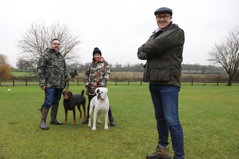 Can master dog trainer Graeme Hall help train Maddie and Bisley, to keep them under control when out on their countery walks? – Bild: Avalon Factual Ltd