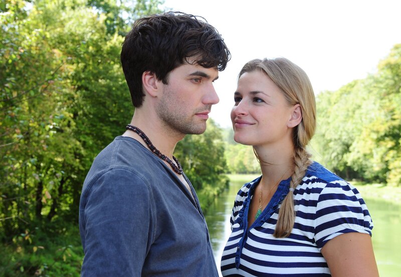 Im Überschwang merkt Theresa (Ines Lutz, r.) nicht, dass sie statt Moritz dessen Zwillingsbruder Konstantin (Moritz Tittel, l.) vor sich hat. – Bild: ARD/​Ann Paur