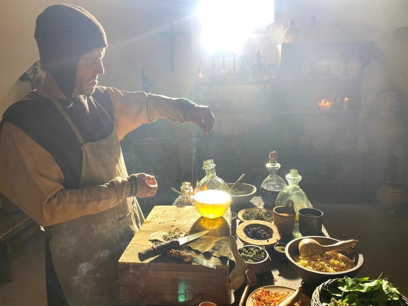 Jahrhundertelang suchten Menschen nach einer Rezeptur um Wein haltbar zu machen. Manche Rezepturen waren lebensgefährlich. – Bild: ZDF und Martin Papirowski