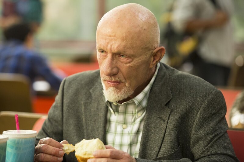 Professor Hickey (Jonathan Banks) hat so seine eigenen Ansichten, wie sich ein Dozent zu verhalten hat – und versucht diese, an Jeff weiterzugeben … – Bild: 2015 Sony Pictures Television Inc. and Open 4 Business Productions LLC. All Rights Reserved. /​ Justin Lubin Lizenzbild frei