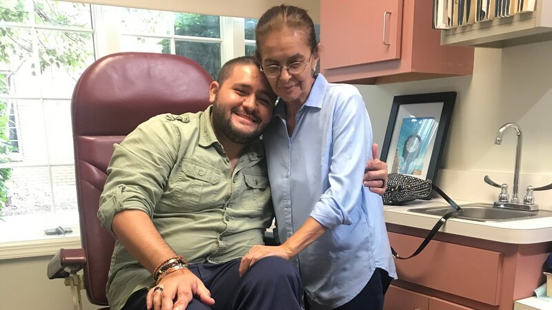 Jeff and his mother, Alicia, are ecstatic about his new shoes. – Bild: Discovery Communications, LLC