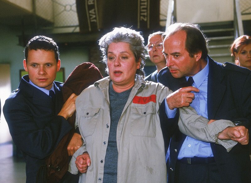 Uschi (Barbara Freier, Mi.) hat ihren Auftritt als angeblich „Wahnsinnige“ und behauptet, dass Karin Seefeldt Walter sei. Die Vollzugsbeamten Wagner (Stefan Puntigam, li.) und Kittler (Egon Hofmann) halten sie fest. – Bild: RTL