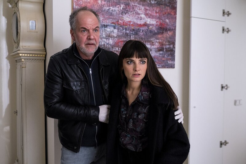 Franzi Berger (Paula Schramm, r.) und Oskar Schütz (Marek Erhardt, l.) stellen in der Wohnung des Opfers fest, dass die Gefahr noch nicht vorbei ist. – Bild: Manju Sawhney /​ ZDF