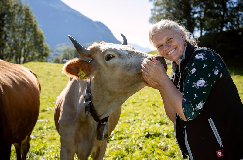 Die vierte Gastgeberin ist Agnes Jaud aus Nußdorf am Inn in Oberbayern. Den über 100 Jahre alten Milchhof ihrer Familie hat Agnes um eine eigene Bio-Käsemanufaktur erweitert und damit stark für die Zukunft gemacht. – Bild: WDR/​Melanie Grande