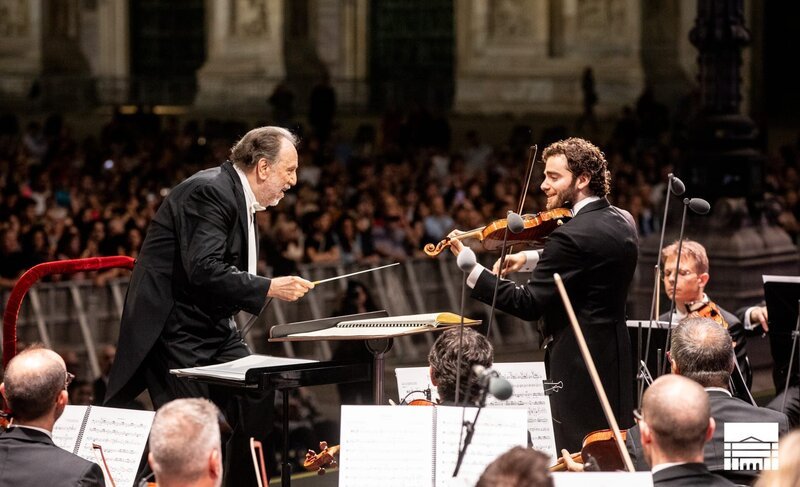 Riccardo Chailly (li.) und Emmanuel Tjeknavorian (re.) – Bild: Andrea Veroni