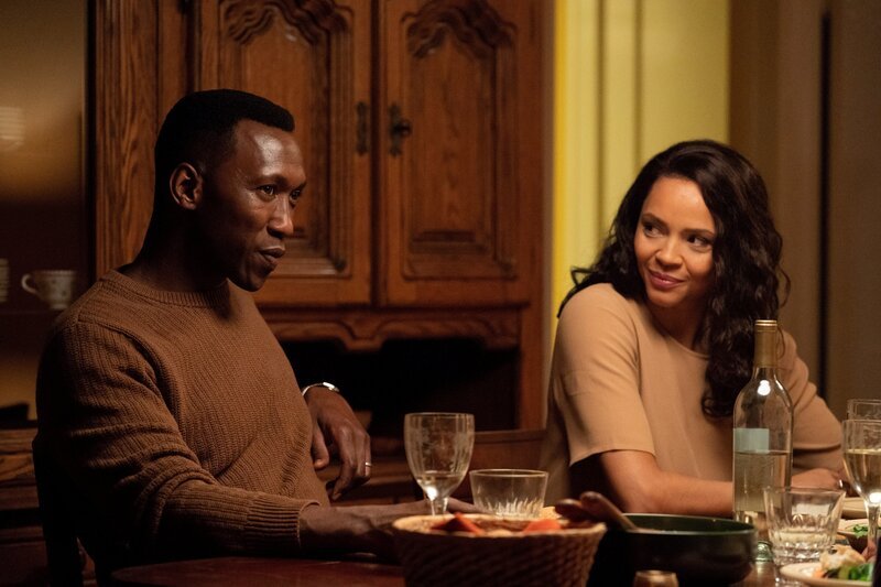 L-R: Wayne Hays (Mahershala Ali) and Amelia Reardon (Carmen Ejogo) – Bild: Warrick Page /​ Die Verwendung ist nur bei redak /​ © Home Box Office, Inc. All rights reserved.