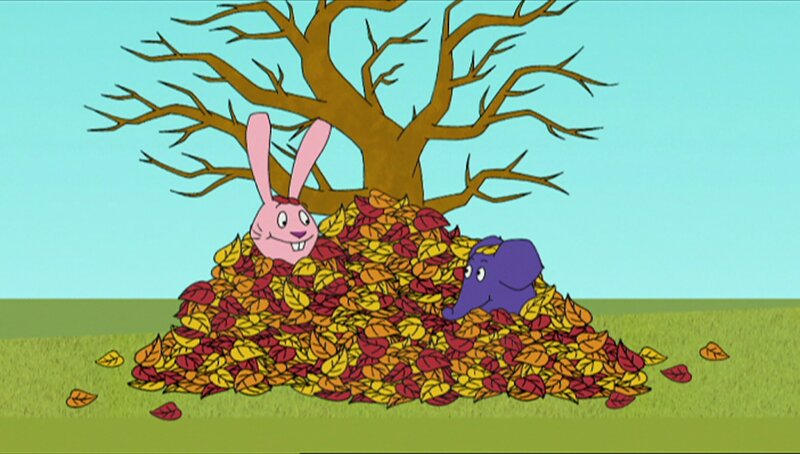 Hase und Elefant haben auch Spaß mit dem Herbstlaub. – Bild: WDR
