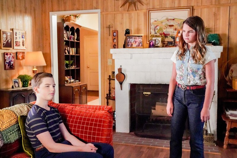 Sheldon Cooper (Iain Armitage, l.); Missy Cooper (Raegan Revord, r.) – Bild: ORF/​PRO7/​Warner