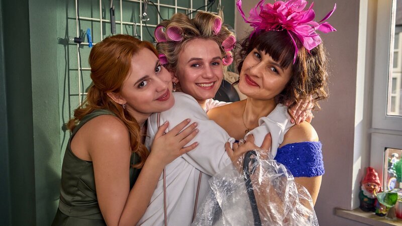 Caro (Meriel Hinsching, l.), Svenja (Leonie Wesselow, M.) und Jackie (Nagmeh Alaei, r.) freuen sich auf die bevorstehende Hochzeit von Svenja. – Bild: ZDF