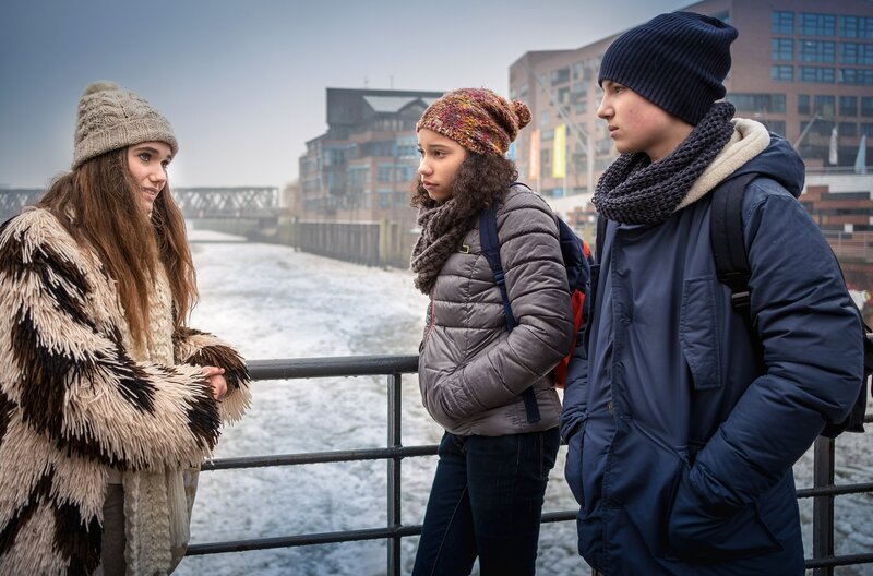 Lisha und Johannes machen sich Sorgen um Jule (links). – Bild: NDR/​Boris Laewen