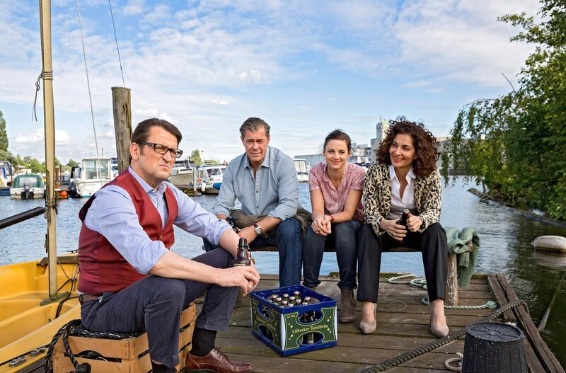 Der gewaltsame Tod eines Pferdehofbesitzers beschäftigt Lars (Ingo Naujoks, l.), Finn (Sven Martinek, 2.v.l.), Nina (Julia Schäfle, 2.v.r.) und Zobel (Proschat Madani, r.). – Bild: ORF/​ONE GATE/​ARD/​Georges Pauly