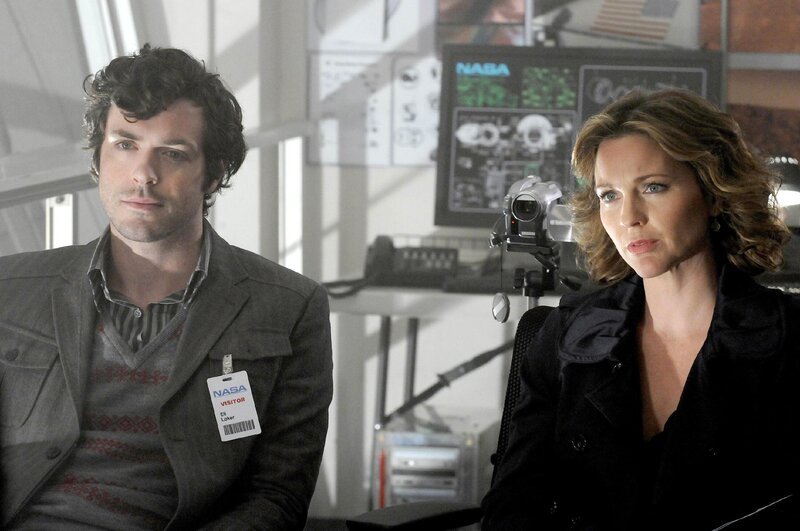 Dr. Gillian Foster (Kelli Williams) und Eli Loker (Brendan Hines) befragen einen Testpiloten, welcher der Sabotage verdächtigt wird, weil er einen streng geheim gehaltenen Jet hat abstürzen lassen. – Bild: Nitro