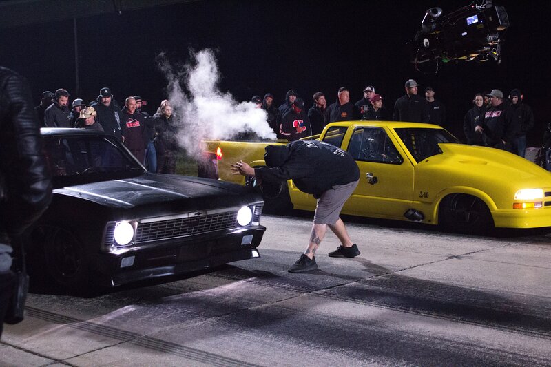 Murder Nova gets pulled to the starting line before his race against Ronnie Hobbs – Bild: Discovery Communications