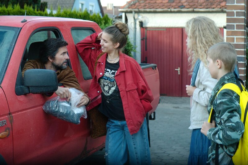 Maya (Anna-Lena Schwing, 2.v.l.) überreicht Mischko (Tom Beck) die gewaschene Hose von Korbinian. – Bild: RTL