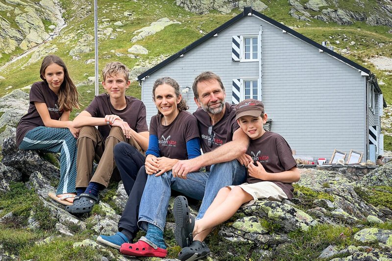 SRF bi de Lüt – Hüttengeschichten Staffel 14 Familie Sager (v.l.n.r. Mena Sager, Levi Sager, Sarah Sager, Christoph Sager, Simon Sager) – Bild: SRF1