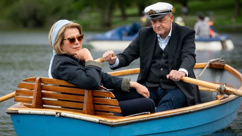 Das Geld für die Kreuzfahrt ist weg, aber Georg Wilsberg (Leonard Lansink) hält seine Versprechen und schippert mit Anna Springer (Rita Russek) immerhin über den Aasee. – Bild: ZDF