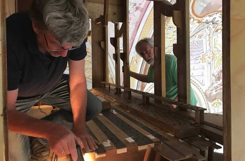 Von links: Alois Linder und Erwin Trainer beim Einbau der Windlade in St. Antonius. – Bild: BR/​Matti Bauer/​Rupert Heilgemeir