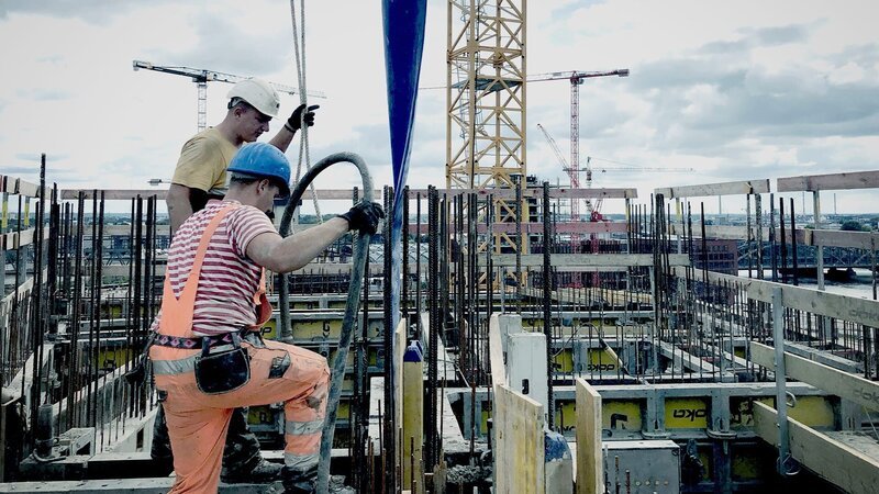 Zwei Arbeiter – Bild: Warner Bros. Discovery