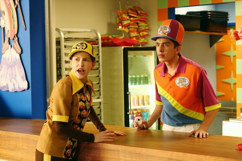 Sue Heck (Eden Sher, l.); Brad Bottig (Brock Ciarlelli, r.) – Bild: MEI2 /​ RTI S.p.A. Interactive Media
