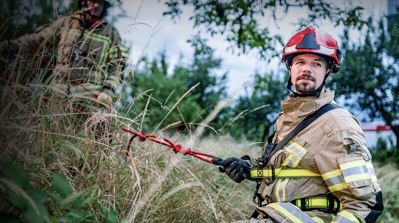 Bei einem Einsatz im unwegsamen Gelände können sich die Heidelberger Feuerwehrleute aufeinander verlassen. – Bild: SWR/​Sebastian Drolshagen