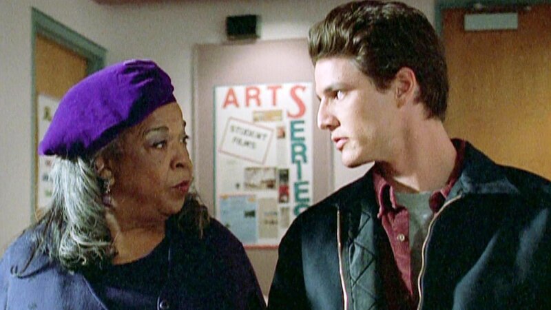 Tess (Della Reese) mit Ricky (José Pedro Balmaceda Pascal) – Bild: Bibel TV