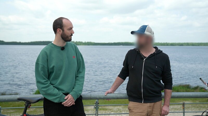 Jonas Armbruster im Gespräch mit Marcel, der bereits das dritte Mal wegen Alkohol am Steuer zur MPU muss. – Bild: MDR/​Daniel Laudowicz