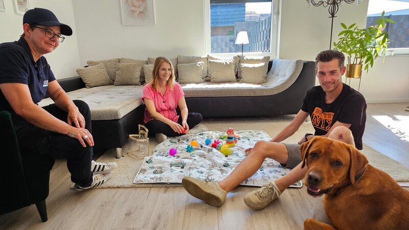 Trainerin Melle (l.), Daniel, Mandy und Labrador Gustav. – Bild: RTL /​ Mina TV