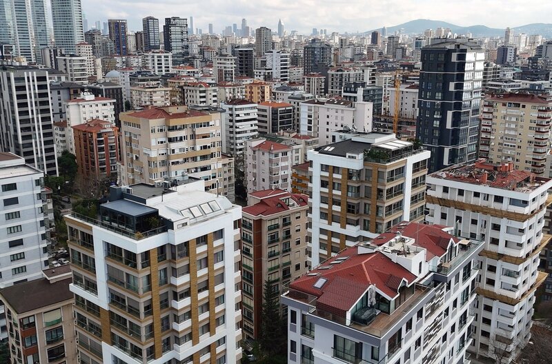 Im Istanbuler Stadtteil Fenerbahçe sind schon viele erdbebensichere Neubauten entstanden. Dagegen stockt der Umbau vieler Altstadtviertel. – Bild: rbb/​Eberhard Rühle