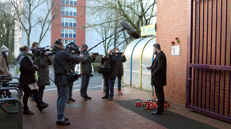 Jedes Jahr im Januar erinnert die Familie an das Verbrechen. Hilal soll nicht vergessen werden. – Bild: NDR/​Jasmin Hauck