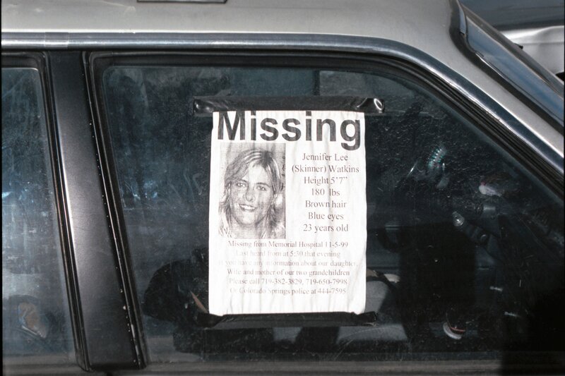 Ein Papier wo steht, dass Jennifer Watkins gesucht wird. – Bild: abacus /​ Peninsula Television