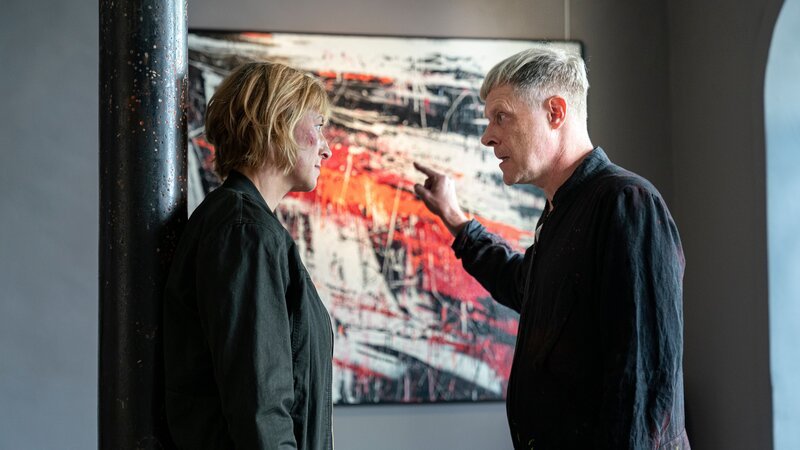 Künstler Bitomsky (Andreas Lust, r.) gerät unter Tatverdacht, schließlich hatte sich der Kunstexperte Piontek kurz vor seinem Tod geweigert, dessen Gemälde in eine Wanderausstellung deutscher Künstler aufzunehmen. Auch mit seiner Schwester Veronika Bitomsky (Helene Grass, l.) liefert Bitomsky sich einen heftigen Streit. – Bild: ZDF und Georges Pauly