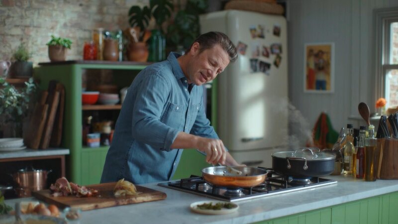 Doppelt genießen: Suppe, Burger & Spätzle – Bild: RTL /​ Jamie Oliver Enterprises Ltd.