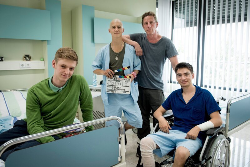 V.l.: Alex Breidtbach (Timur Bartels), Leo Roland (Tim Oliver Schultz), Regisseur Richard Huber und Toni Vogel (Ivo Kortlang) – Bild: RTL Passion /​ Martin Rotte