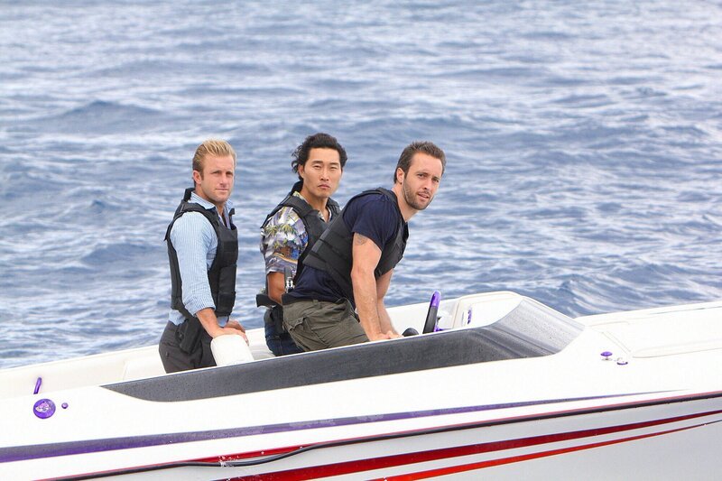 Danny (Scott Caan, l.) und Chin (Daniel Dae Kim, M.) versuchen alles, um Steves (Alex O’Loughlin, r.) Unschuld zu beweisen … – Bild: MARIO PEREZ /​ CBS ENTERTAINMENT /​ CBS Broadcasting Inc.