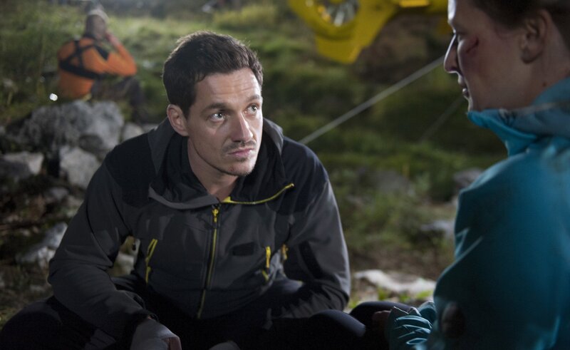 Ihre frische Verliebtheit könnte so schön sein, doch jetzt sitzen Emilie (Stefanie von Poser, r.) und Tobias (Markus Brandl, l.) mit seinen Kollegen in einer aussichtslosen Lage fest. – Bild: ZDF/​Thomas R. Schumann